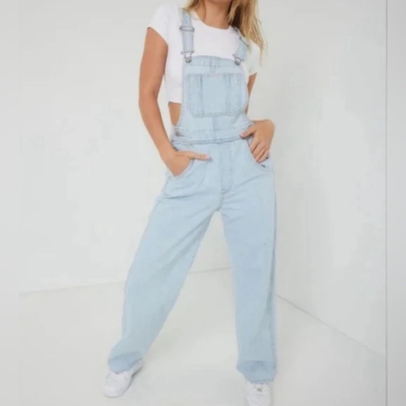 Levi’s loose-fit overalls.Light wash. NWOT 100% cotton. Relaxed fit. 30” inseam. - Picture 2 of 7